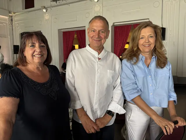 Regina Sykora und Johann Pauxberger vom Theater Purkersdorf stellten "Das beGEISTERte HAUS" vor und Susanne Schlager die Ausstellung der Stadtgalerie "Freischwimmen". | Foto: Lauren Fahrenberger / MeinBezirk