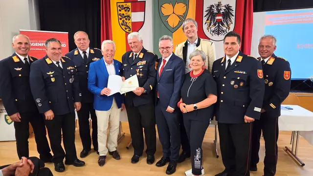 Feuerwehr-Urgestein wurde hohes Abzeichen verliehen