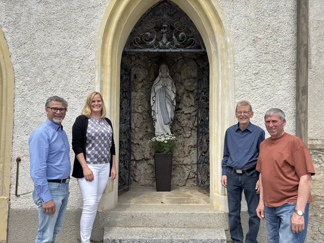 Bürgermeister Manfred Fenster, Sonja Leimhofer, Karl Hahn und Johann Hofer vor der Lourdesgrotte mit Marienstatue im Außenbereich. | Foto: MeinBezirk Perg/Köck