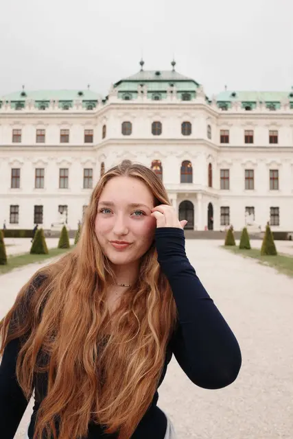 Jeanne vor dem Schloss Belvedere. | Foto: privat