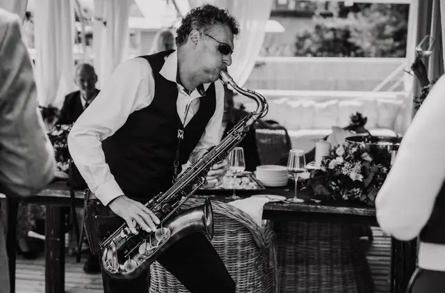 Für unvergessliche Momente: Fred K. untermalt Ihre private Feier oder Hochzeit mit edlem Saxophon-Klang.Erstklassige Event-Begleitung auf höchstem Niveau für Vernissagen, Jubiläen und Gala-Abende.Buchen Sie Manfred Kostmann als Solo-Künstler und schenken Sie Ihrem Event eine unverwechselbare Seele.
