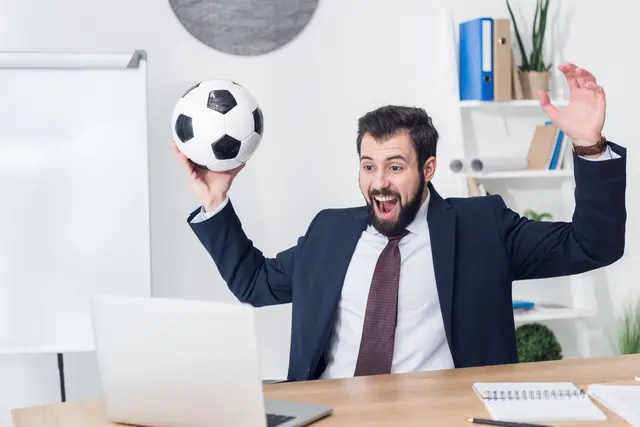 Fußballschauen am Arbeitsplatz – das droht bei einem Regelve
