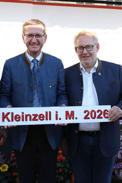 Ehrenamtliche vor den Vorhang