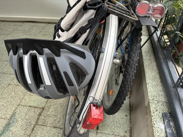 Rad von hinten mit drangehängtem Helm