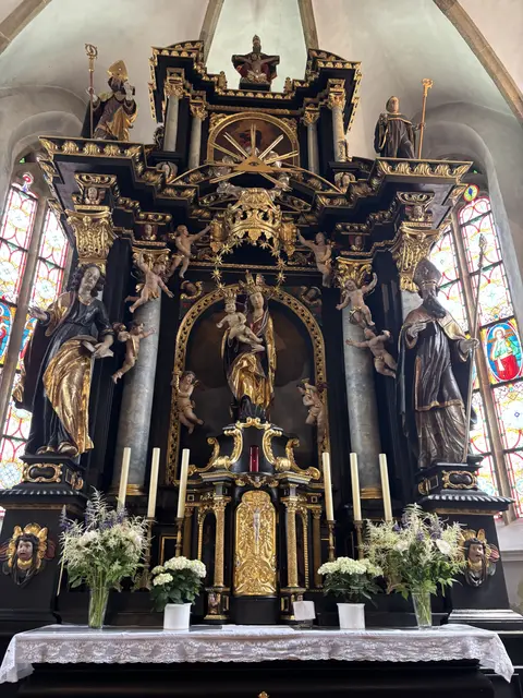 Barocker Hochaltar von 1682 mit Gnadenstatue von Maria mit Jesuskind. Auch die Heiligen Nikolaus, Leonhard von Limoges, Johannes der Evangelist und Augustinus befinden sich hier. | Foto: MeinBezirk Perg/Köck