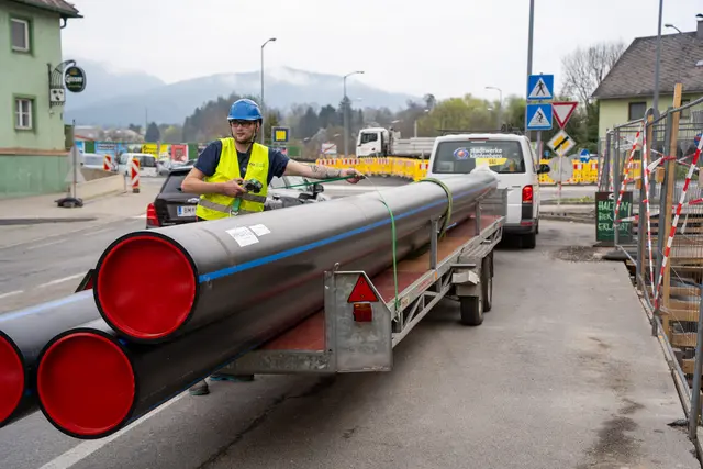 Mitarbeiter der Stadtwerke Kapfenberg GmbH beim Transport von Wasserleitungen auf einer Baustelle