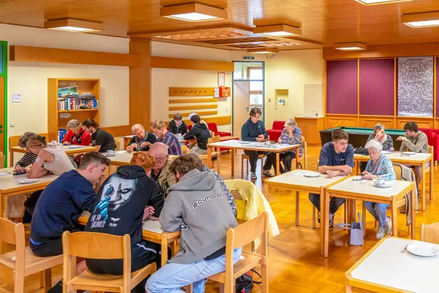 Handy-Café begeistert Senioren und Schüler