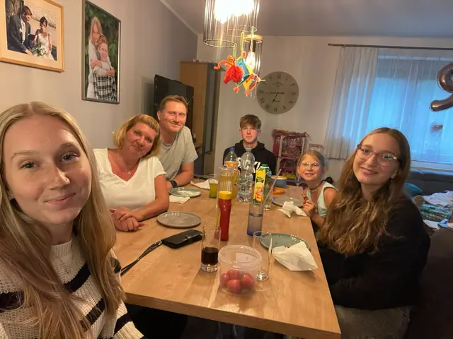 Familie Vala mit ihrer Austauschschülerin: Marlene, Nina, Alex, Oliver, Jasmin und Jeanne aus Kanada. | Foto: privat