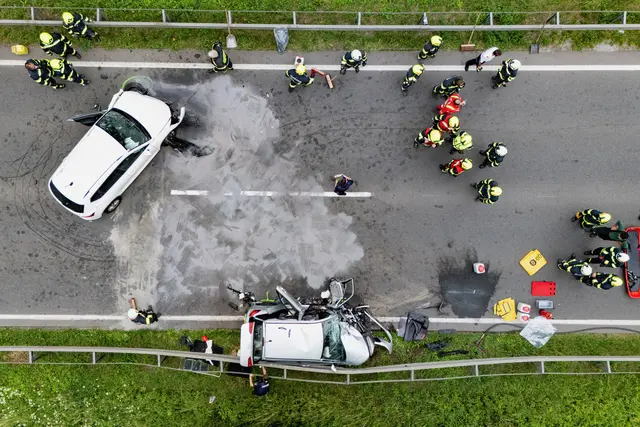 Mehrere Verletzte bei schwerem Unfall auf B3