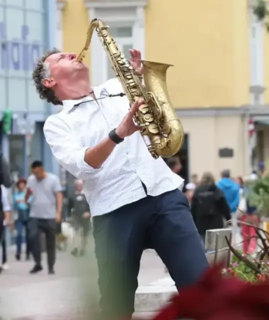 Wo Kunst am ehrlichsten ist: Fred K. berührt die Menschen direkt auf der Straße.Ein innerer Drang nach Klang: Manfred Kostmann füllt den Moment mit Leben.Unmittelbar und echt: Musik als Geschenk und direkte Verbindung zu den Mitmenschen.
