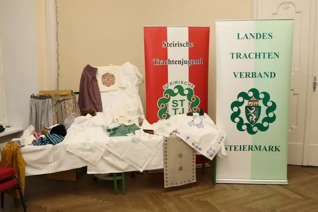 In den vier Seminartagen wurden auch Stoffe bedruckt und gestrickt. | Foto: Obersteirischer Trachtenverband