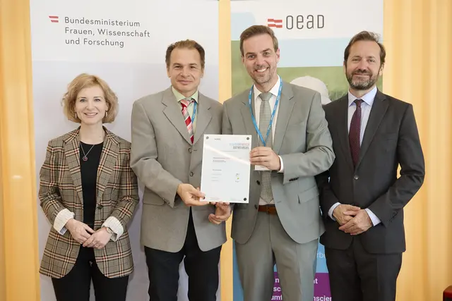 Bei der Preisverleihung: Ministerin Eva-Maria Holzleitner, Gerhard Kapper (Lehrperson) und Franz Hasenhütl (Schulleitung Akademisches Gymnasium) und OeAD-Geschäftsführer Jakob Calice.  | Foto: OeAD/APA-Fotoservice/Martin Hörmandinger