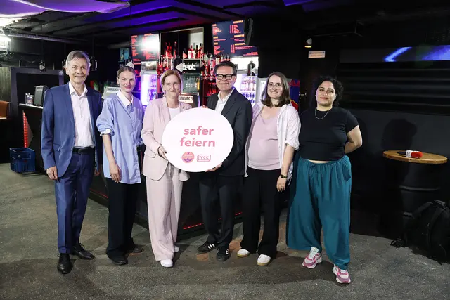 v.l.n.r.: Veranstaltungsbehörden-Chef Dietmar Klose, Martina Brunner von der Vienna Club Commission, Frauenstadträtin Elke Hanel-Torsch, Stadtrat Jürgen Czernohorszky, Gemeinderätin Marina Hanke (alle drei SPÖ) und Micòl Didi von der Vienna Club Commission im LOFT am Wiener Gürtel. | Foto: Stadt Wien/Martin Votava