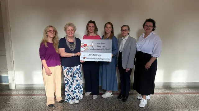 v.l.n.r.: Andrea Diawara (Grüne), Verena Sperker (ÖVP), Bezirksvorsteherin Johanna Zinkl, Manuela Janosch (NEOS), Marianne Gärtner (FPÖ) und Helena Schlobach (SPÖ) | Foto: BV13