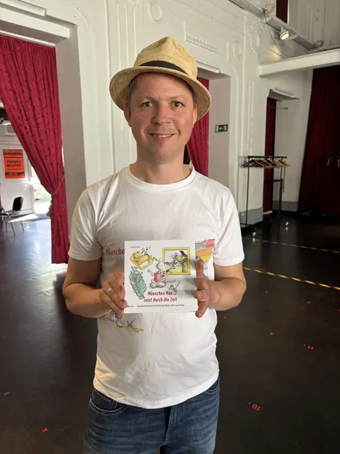 Gregor präsentiert das fantasievolle Kinderstück "Mäuschen Max" - eine Klanggeschichte und Mitmach-Konzert. | Foto: Lauren Fahrenberger / MeinBezirk