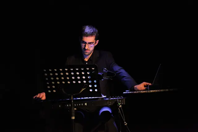 Gabriel Bramböck entwickelte präzise Kompositionen, die am Keyboard weit gespannte Klangflächen und musikalische Übergänge erzeugten.