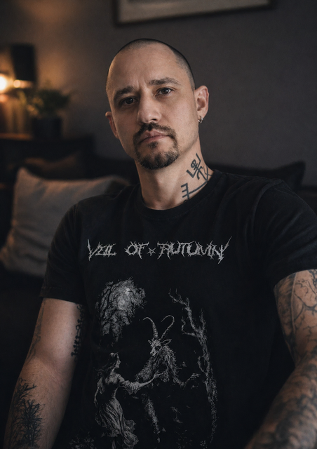 Hobbyautor Mario Glöckl aus Spital am Pyhrn verfasst Gedichte, Kinderbücher und Horror-Kurzgeschichten.  | Foto: Mario Glöckl