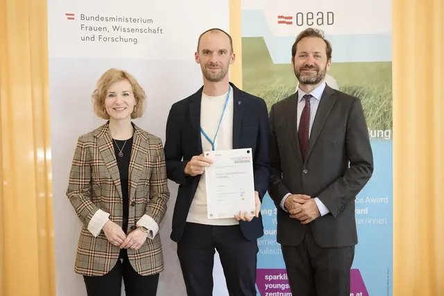 v.l.n.r.: BM Eva-Maria Holzleitner, Martin Kogler (Schulleiter), OeAD-Geschäftsführer Jakob Calice  | Foto: OeAD APA-FotoserviceHörmandinge