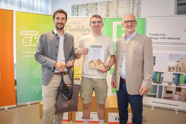 Leon Schröttner von der Tischlerei Pölzl in St. Stefan im Rosental holte beim Landeslehrlingswettbewerb der Tischler und Holzgestalter in Fürstenfeld Platz drei – hier mit Wolfgang Hasenburger (l.) von der Landesinnung und Landesinnungsmeister Rupert Christian Zach (r.)