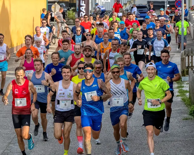 Läufer verschiedener Altersgruppen gehen an den Start. | Foto: Alois Huemer