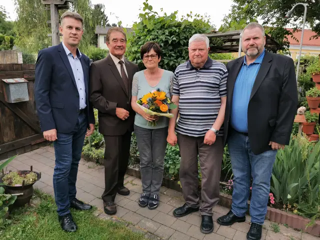 Wolfgang Gadinger, Bürgermeister Ernst Bauer,  Ingeborg und Johann Esberger und Wolfgang Kalser. | Foto: MARKTGEMEINDE