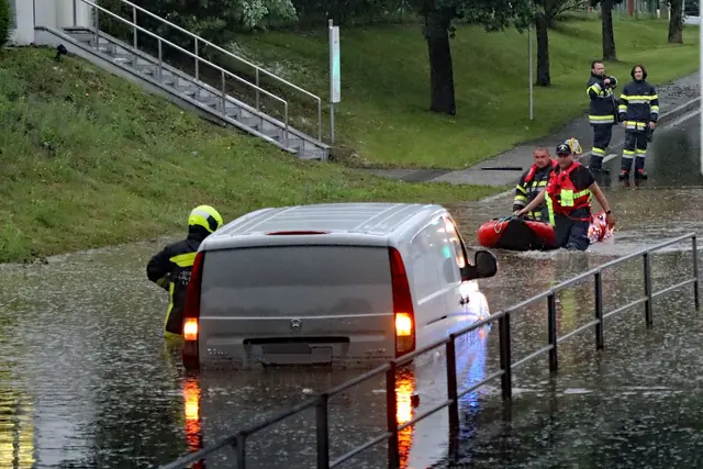 Die Feuerwehr kam mit einem Boot zu Hilfe. 