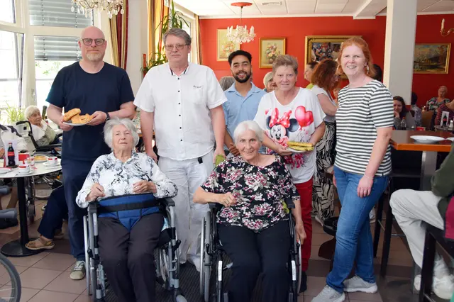 ozial-Stadtrat Stephan Schimanowa, Gemeinderat Georg Mayer (von links), Elisabeth Kroupa, und Gemeinderätin Claudia Schwarz (von rechts) bei der gemütlichen halben Stunde. | Foto: Garaus