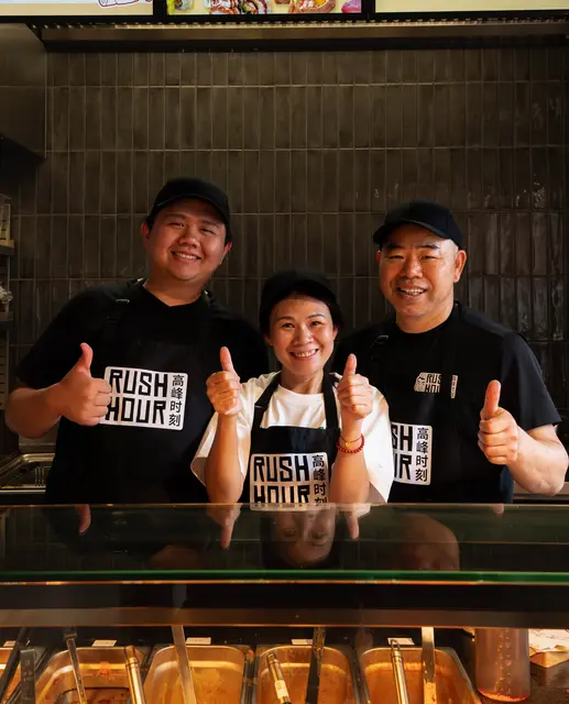 v.l.: Alex, Lin und Liu kochen im neuen Lokal auf.  | Foto: Jennifer LIN