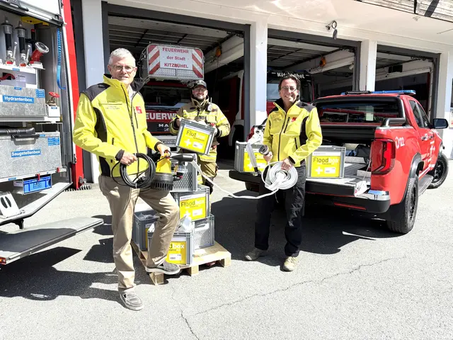 Bgm. Klaus Winkler, FW-Kdt. Andreas Reisch und StR Alexander Gamper mit den Flutboxen. | Foto: Obermoser