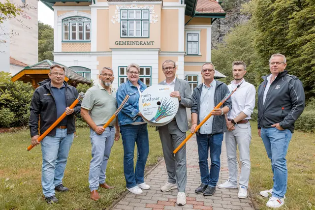 Amtsleiter Jürgen Bauer, Vizebürgermeisterin Anita Mailer und Bürgermeister Wolfgang Schmöger freuen sich über den Ausbau. | Foto: kabelplus / Leister