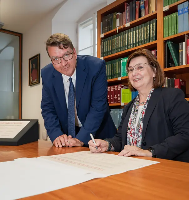 Thomas Mitterecker (Archivleiter Archiv der Erzdiözese Salzburg) und Sabine Veits-Falk, Leiterin Haus der Stadtgeschichte | Foto: Stadt Salzburg/Alexander Killer