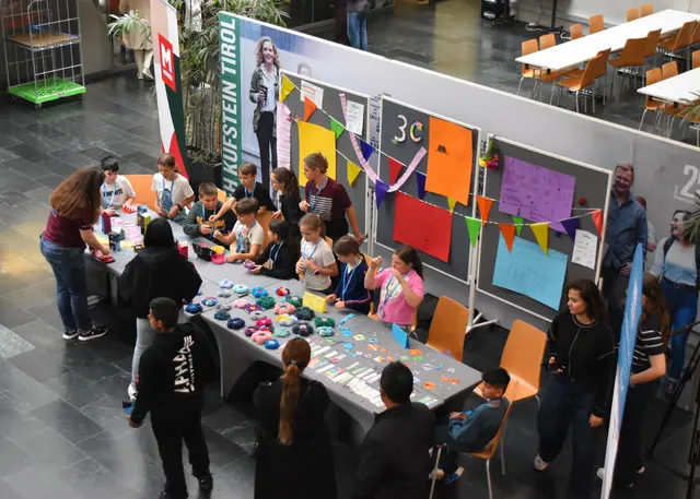 Auf Besucher warteten in der Aula der FH Marktstände mit selbst entwickelten Produkten.  | Foto: Barbara Fluckinger