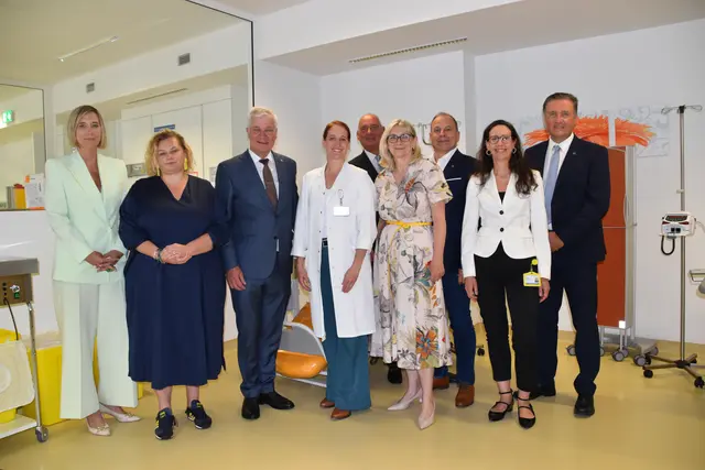 Primaria Birgit Grünberger, Vorständin NÖ LGA Elisabeth Bräutigam, Landesrat Anton Kasser und Geschäftsführerin Gesundheit Thermenregion GmbH Silvia Bodi auf der Onkologischen Station in Baden mit der Kollegialen Führung Baden. | Foto: Mirjam Preineder