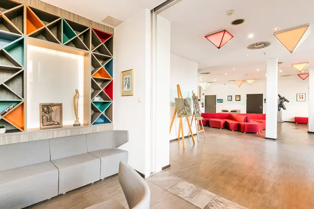 Das Hotel bietet 176 Zimmer und 2 Suiten und verfügt über eine Sauna sowie Fitnessbereich. | Foto: Hotel Donauwelle