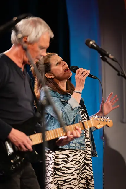 Mit Sängerin Uschi Hollauf steht eine weitere Vollblutmusikerin auf der Bühne. | Foto: Gregor Hartmann