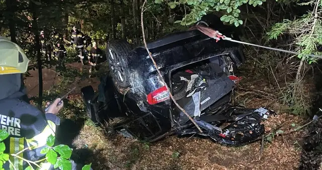 Beide Insassen wurden vom Rettungsdienst zur medizinischen Abklärung in das Klinikum Klagenfurt verbracht. | Foto: Freiwillige Feuerwehr Zell-Pfarre