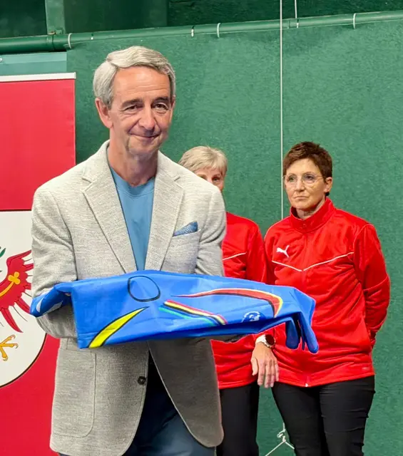 Werner Daberto bei der Flaggenübergabe.