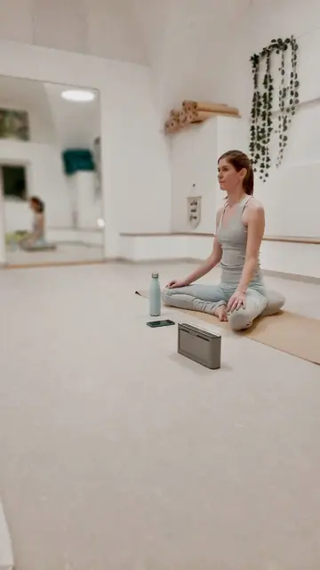 Verena Lagler ist zertifizierte E-RYT (Experienced Registered Yoga Teacher) 300h+ der Yoga Alliance und bringt zahlreiche Aus- und Weiterbildungen im Yoga-Bereich mit. | Foto: Element Yoga