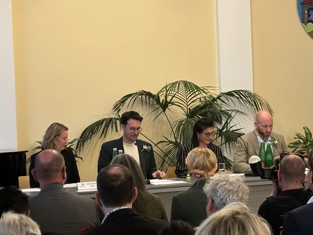 Michael Luxenberger (Grüne, zweiter von links) ist seit einem Jahr Bezirksvorsteher. Links neben ihm die Bezirksvorsteherin außer Dienst, Silvia Janković (SPÖ). | Foto: Nathanael Peterlini/MeinBezirk