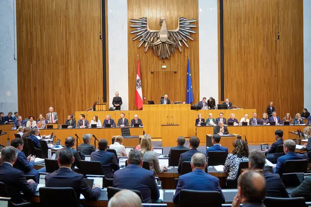 Im Rahmen des Doppelbudgets, das am Mittwoch von Finanzminister Markus Marterbauer (SPÖ) präsentiert wurde, setzt die Bundesregierung auf zusätzliche Investitionen in den Medienstandort Österreich, verlangt aber gleichzeitig Einsparungen vom ORF. | Foto: Parlamentsdirektion/​Thomas Topf