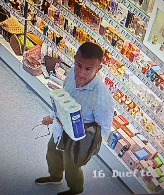 Parfum-Dieb suchte Drogerie mit präparierter Jacke heim