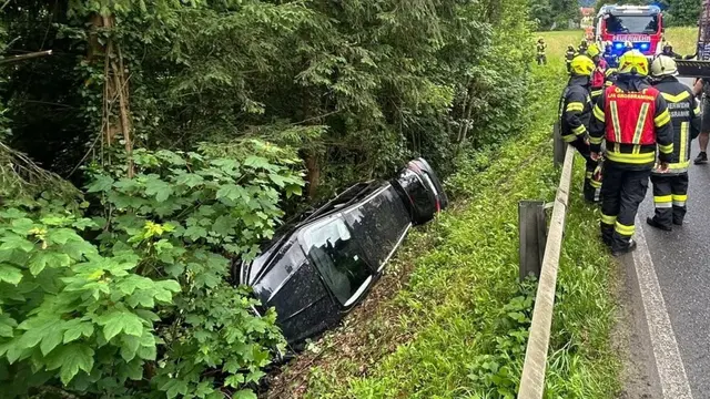 Auto nach Unfall aus Böschung geborgen