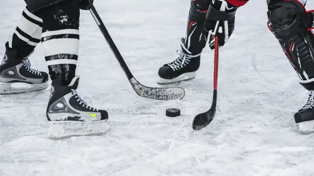 Leistungsdruck, hohe Erwartungen und eine immer frühere Spezialisierung gehören für viele Talente längst zum Alltag. Genau hier setzt Beyond Hockey an. | Foto: stock.adobe/ johnalexandr