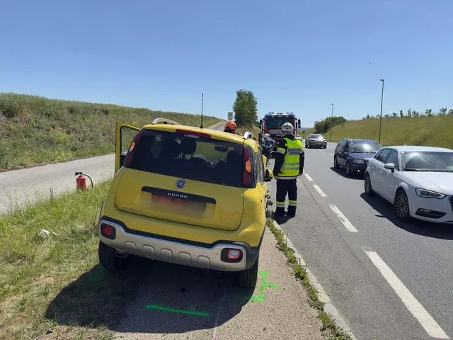 Ein Verkehrsunfall mit zwei Verletzten ereignete sich am Montagvormittag auf der B2 bei Groß Burgstall im Bezirk Horn. | Foto: Feuerwehr Horn