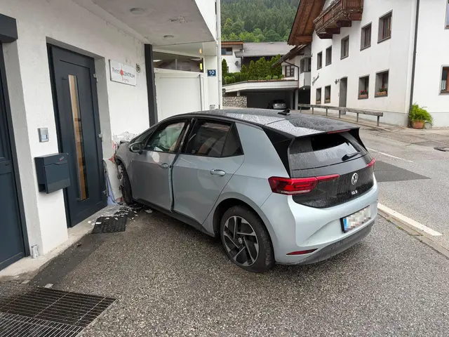 Pkw durchstößt Hausmauer in Vomp: Zwei Jugendliche