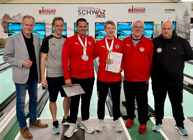 Willi Binder, ÖSKB Präsident, gratuliert den Gewinnern. Nationaltrainer Gernot Buchinger und Gerhard Pracser.