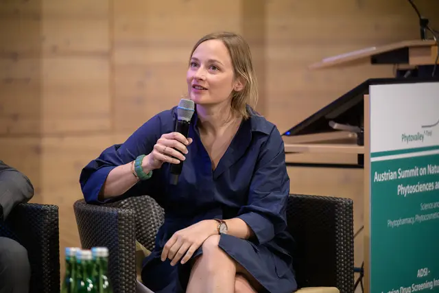 Loréne Gourguillion (LVMH Perfumes &amp; Cosmetics) gab Einblicke in die pflanzenbasierte Wirkstoffforschung im kosmetischen Bereich. | Foto: ADSI / Oss