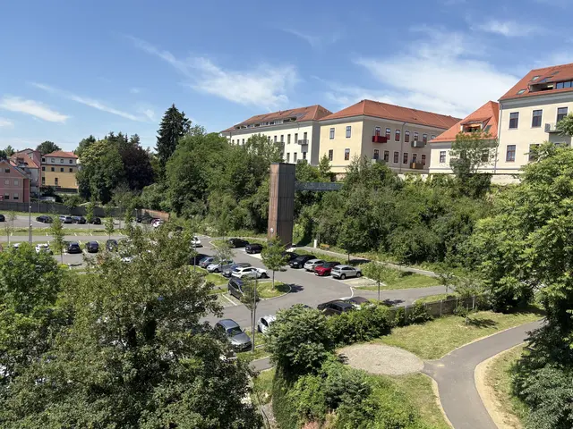 Der im Jahr 2023 eröffnete City Parkplatz II in der Fürstenfelder Feistritzgasse wurde bereits nach modernen ökologischen Gesichtspunkten der innerstädtischen Parkraumgestaltung errichtet. | Foto: Waltraud Wachmann