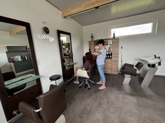 Der neue geräumige Friseursalon "Kopfstyle" hat seit Ende Mai in Jormannsdorf in der Esterhazystraße 34a geöffnet.  | Foto: MeinBezirk/Tröstner