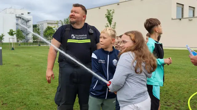 Das erste Ausprobieren einer Feuerwehrspritze. | Foto: Bezirksfeuerwehrkommando Oberwart/Alexander Flaschberger